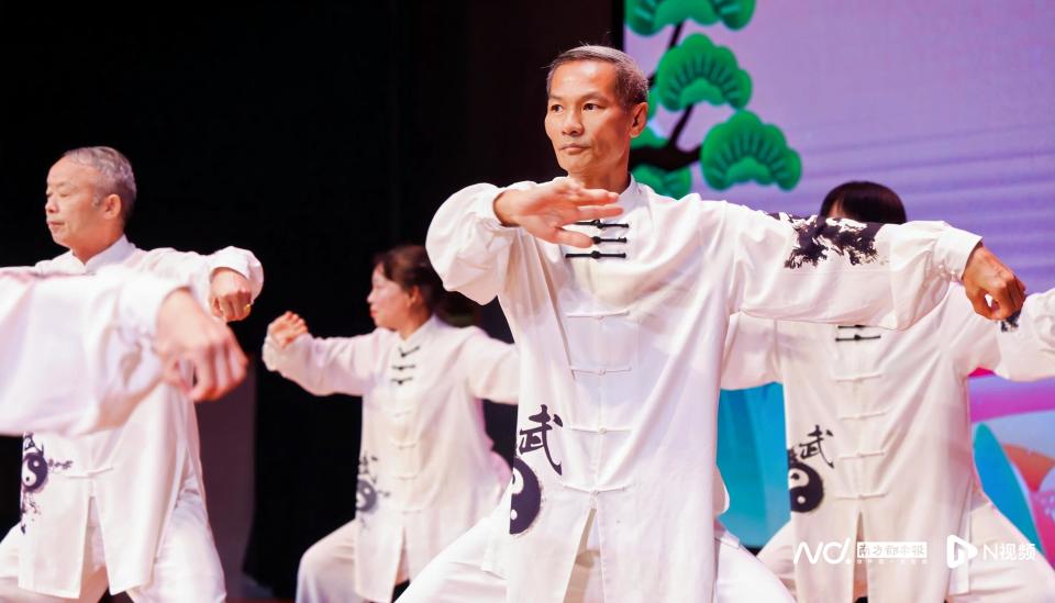 身着统一服 身着统一服